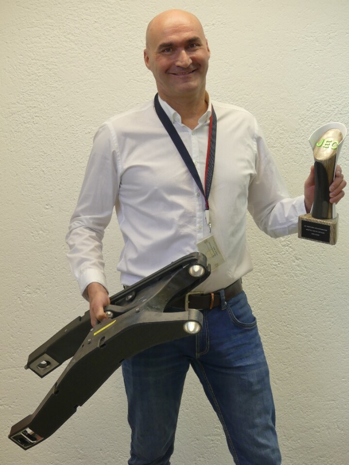Dr. Joachim Starke of BMW receives the JEC Innovation Award on behalf of the team.