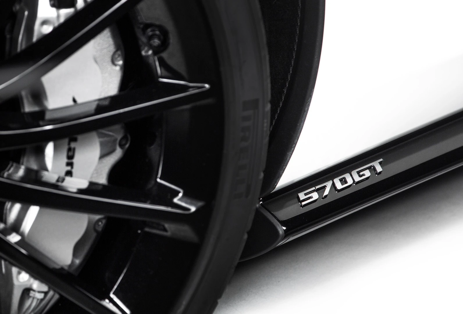 Gloss black exterior parts set off the pearl white paint on the 570GT Concept