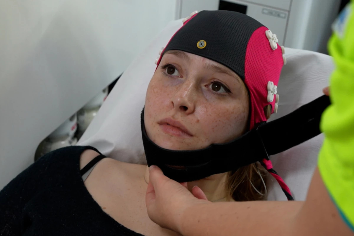The device uses an array of electrodes to obtain EEG readings in ambulances