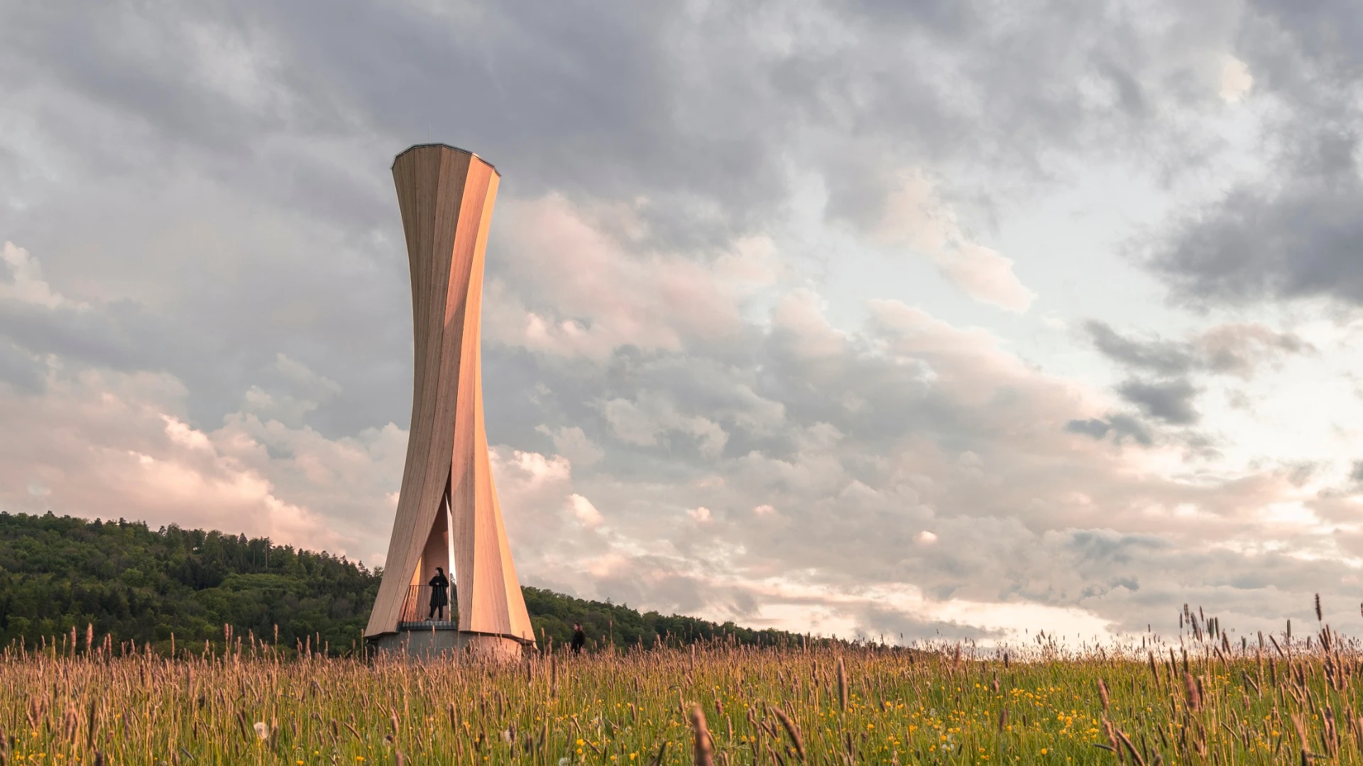 The Urbach Tower is finished with a protective facade of larch wood to prevent further warping