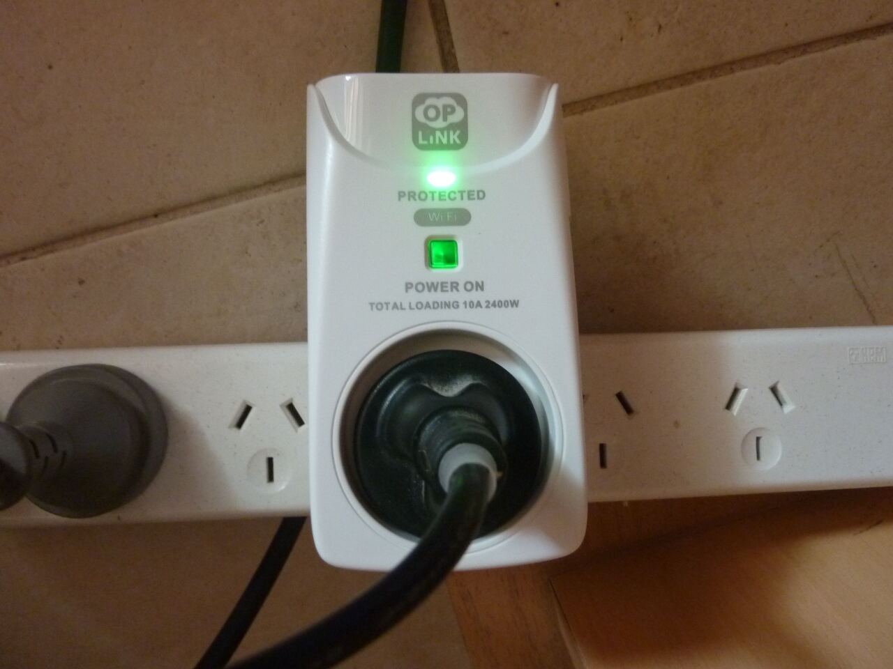The Smart Plug wirelessly connects to the OPU (Photo: Gizmag.com/Darren Quick)
