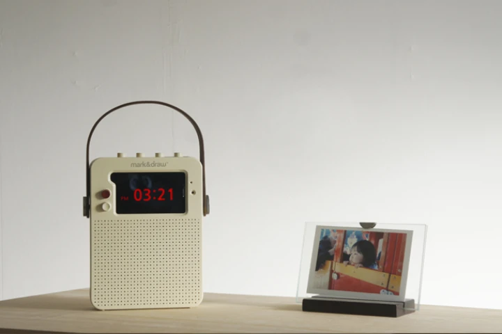 Compatible with iPhone 4, 4S, 5 and 5S, i Ready O is designed to turn your old iPhone into a retro-styled radio