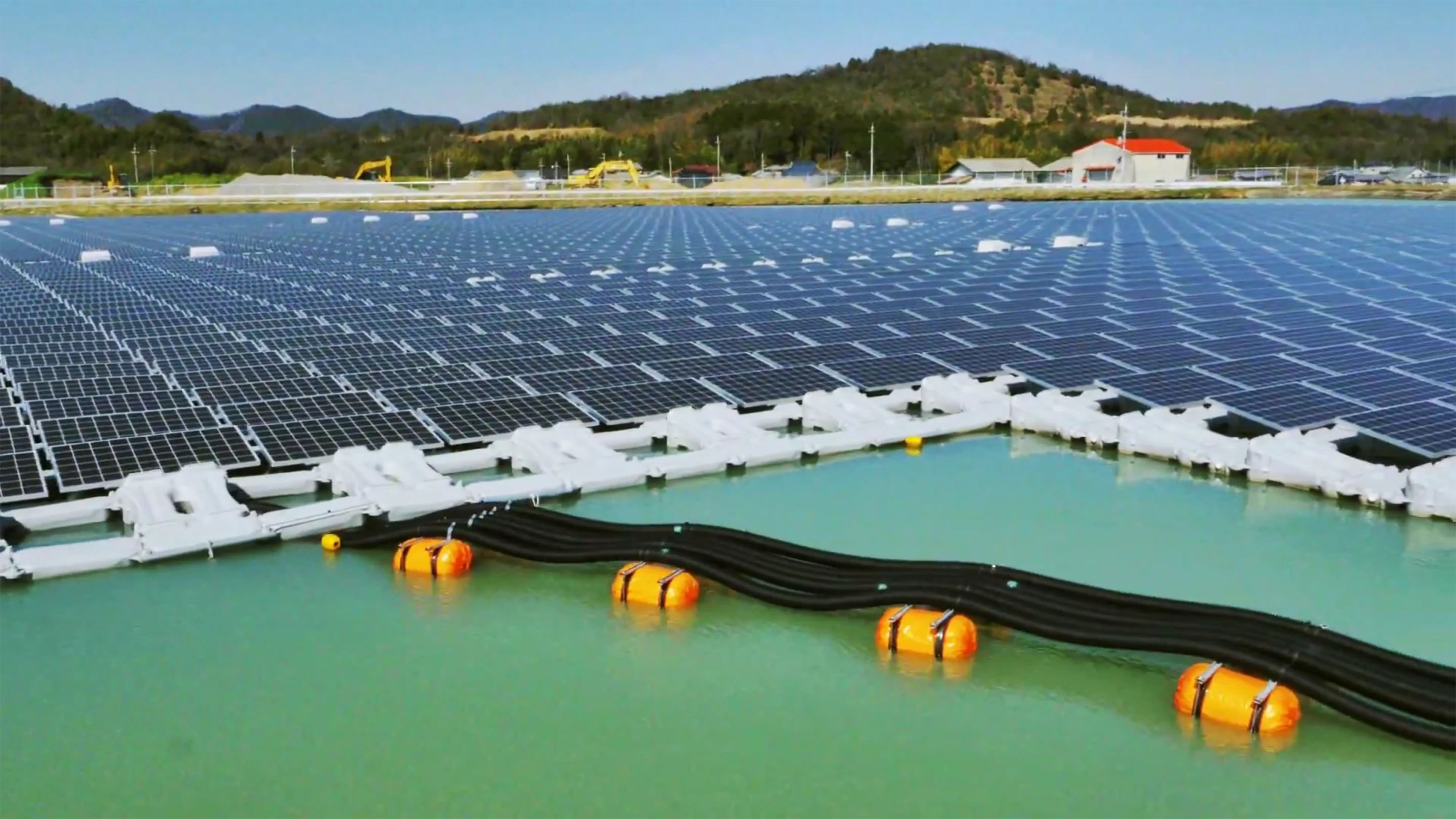 Aerial view of the floating power plant at Nishihira Pond (Photo: Kyocera Corporation, Century Tokyo Leasing Corporation)