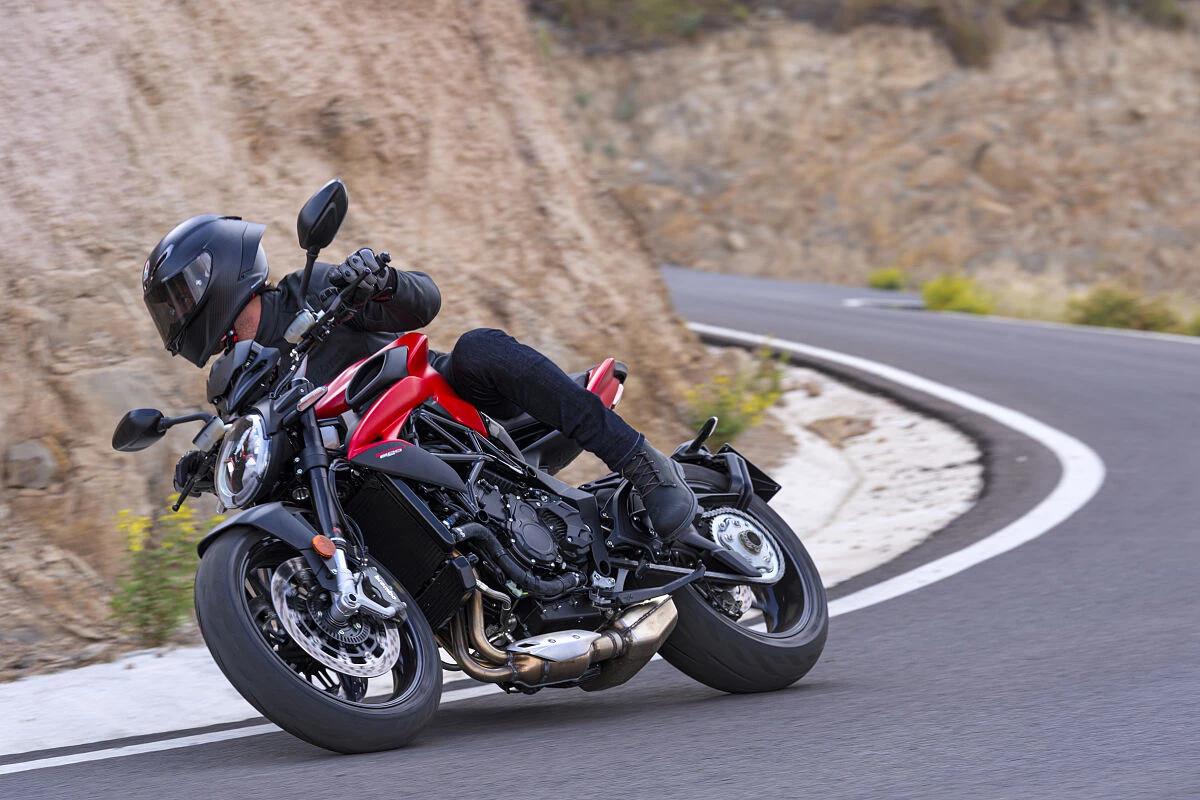 A 6-axis IMU grants access to a comprehensive suite of rider aids, including lean-sensitive ABS and traction control