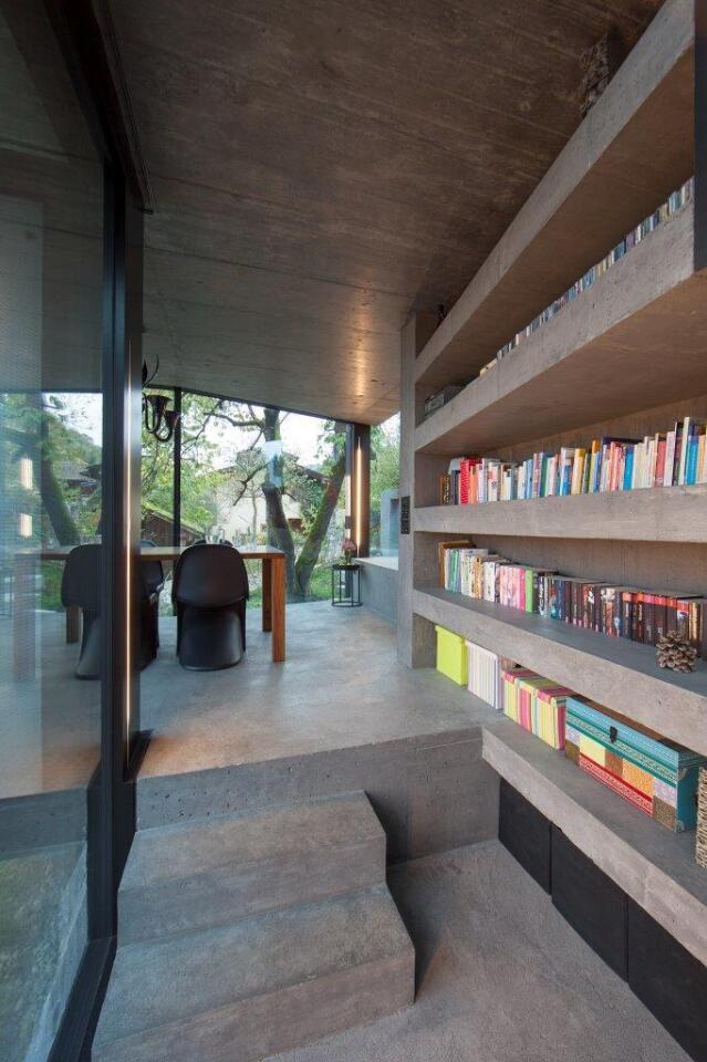 L3P Architekten even went so far as to integrate a concrete bookcase as part of the home's structure (Photo: Vito Stallone)