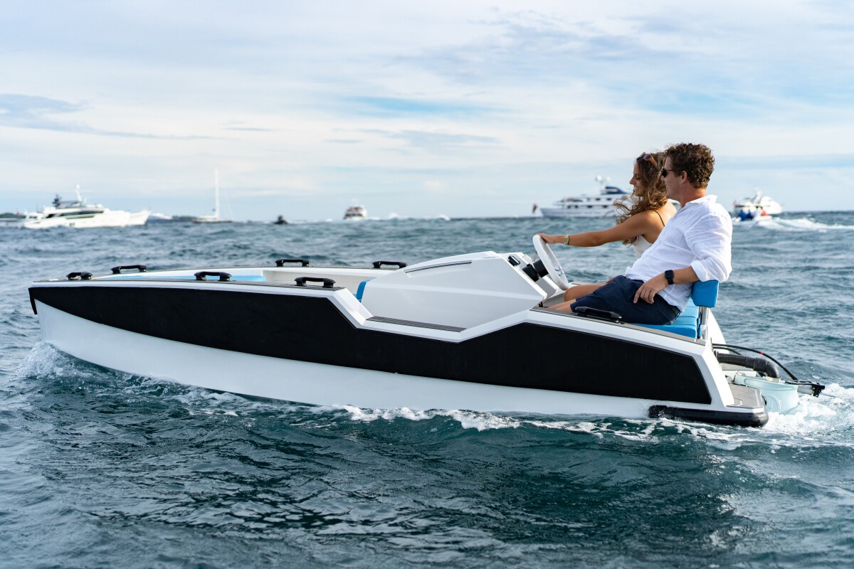 Silent carbon fiber electric mini-tender jets from land to yacht