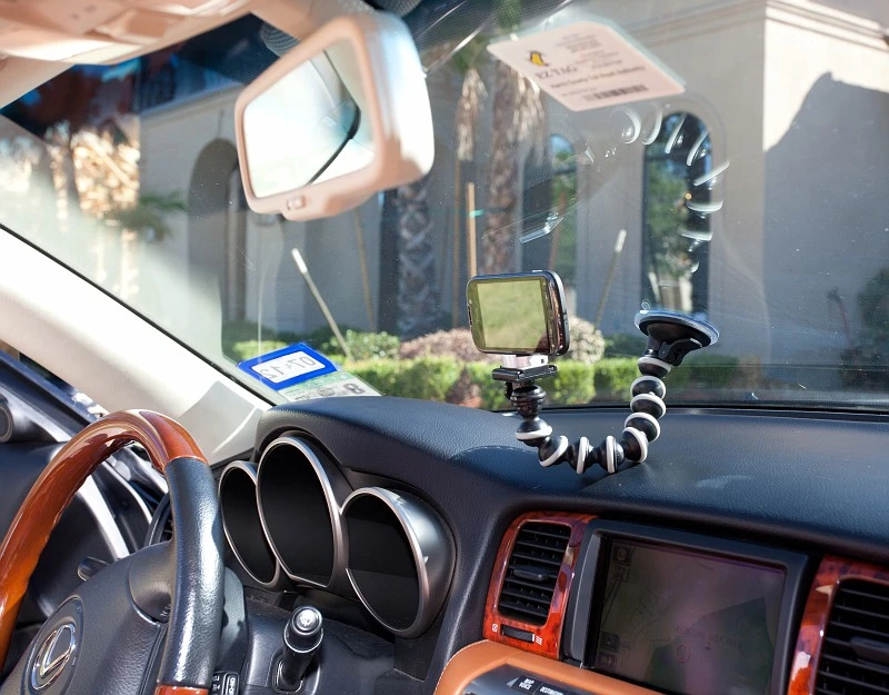 Capta is a device that attaches simply to any smartphone, allowing it to be mounted on a tripod or monopod