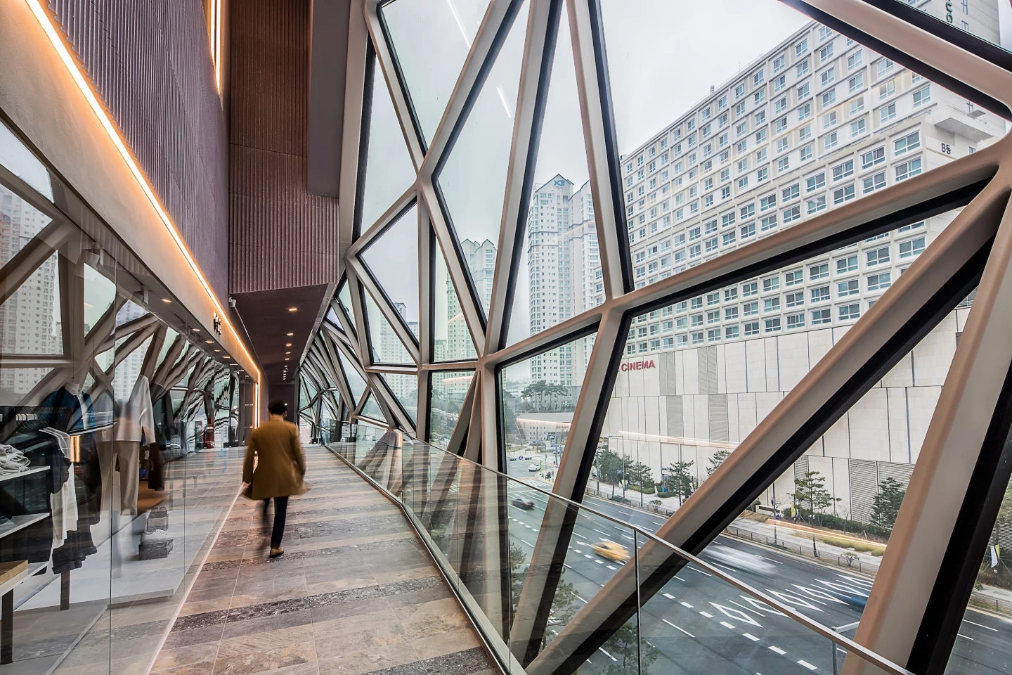 Galleria in Gwanggyo's interior walkways provide access to its rooftop garden