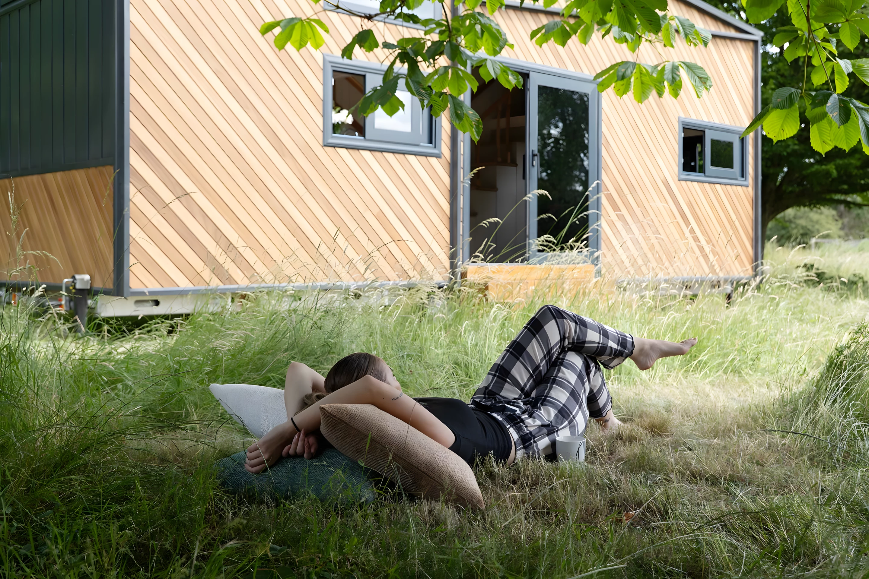 The Miami tiny house is based on a double-axle trailer and has a length of 8 m (26 ft)