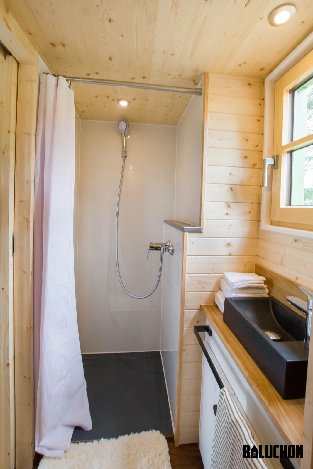 La Mésange Verte's bathroom includes a shower