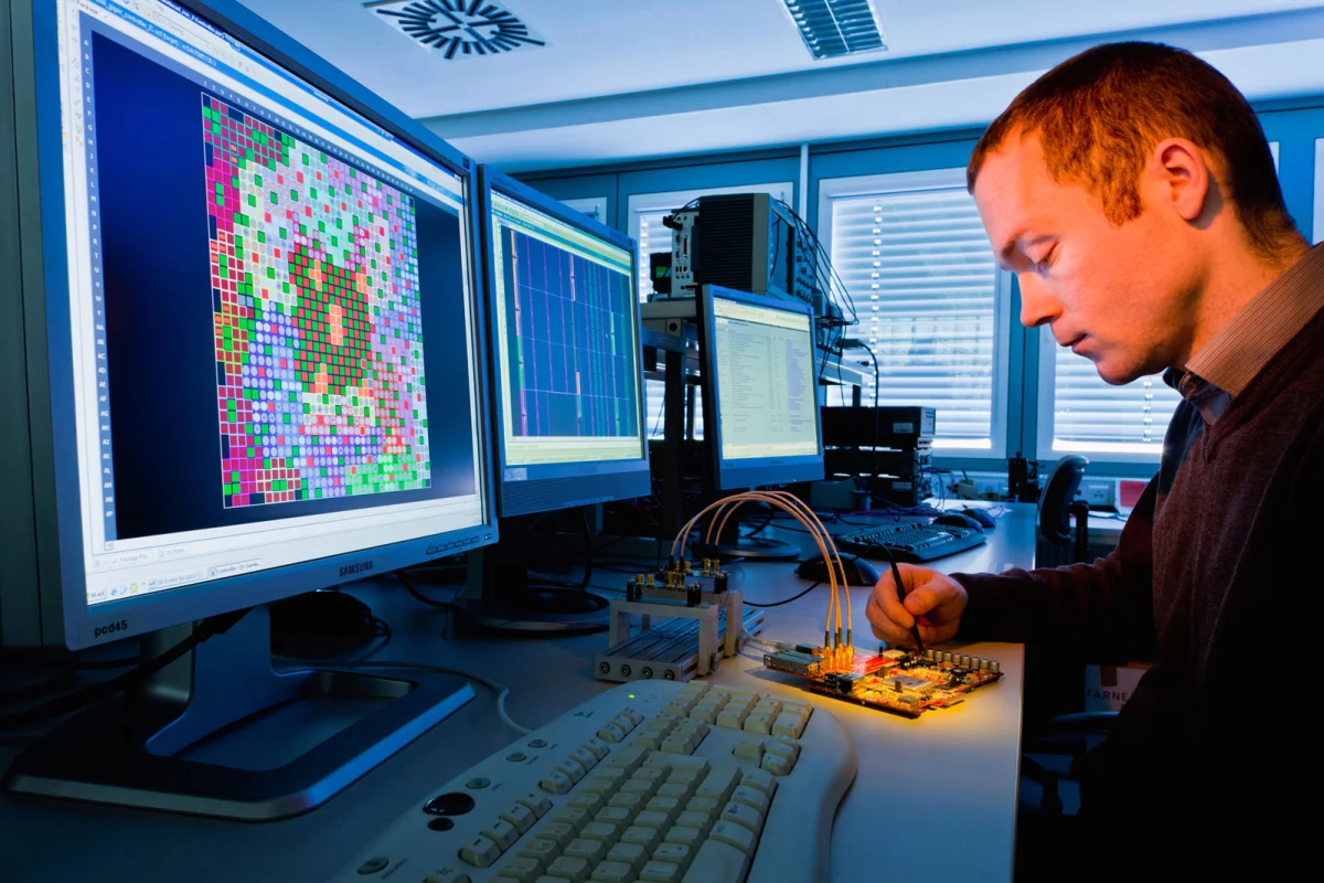 The infrared wireless communication module developed at Fraunhofer can transfer data wirelessly at speeds of 1 Gbps (Photo: Fraunhofer IPMS/Jürgen Lösel)