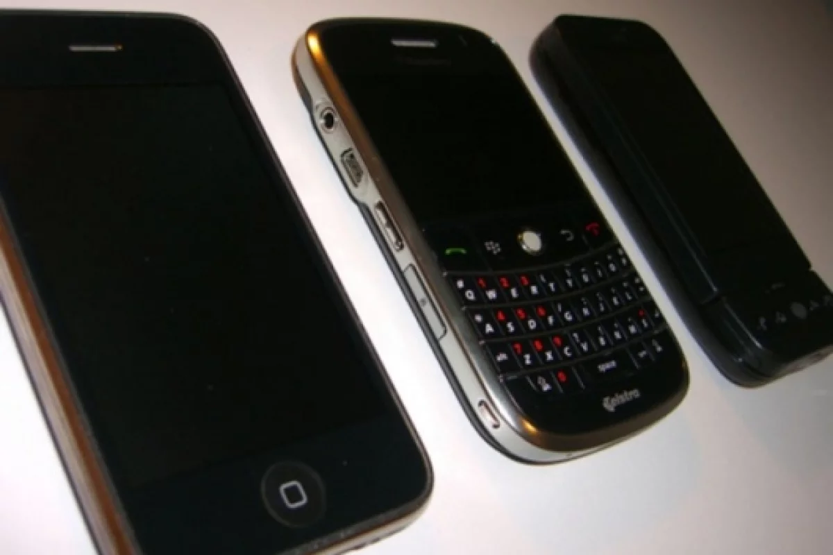 HTC Dream vs BlackBerry Bold vs iPhone 3G