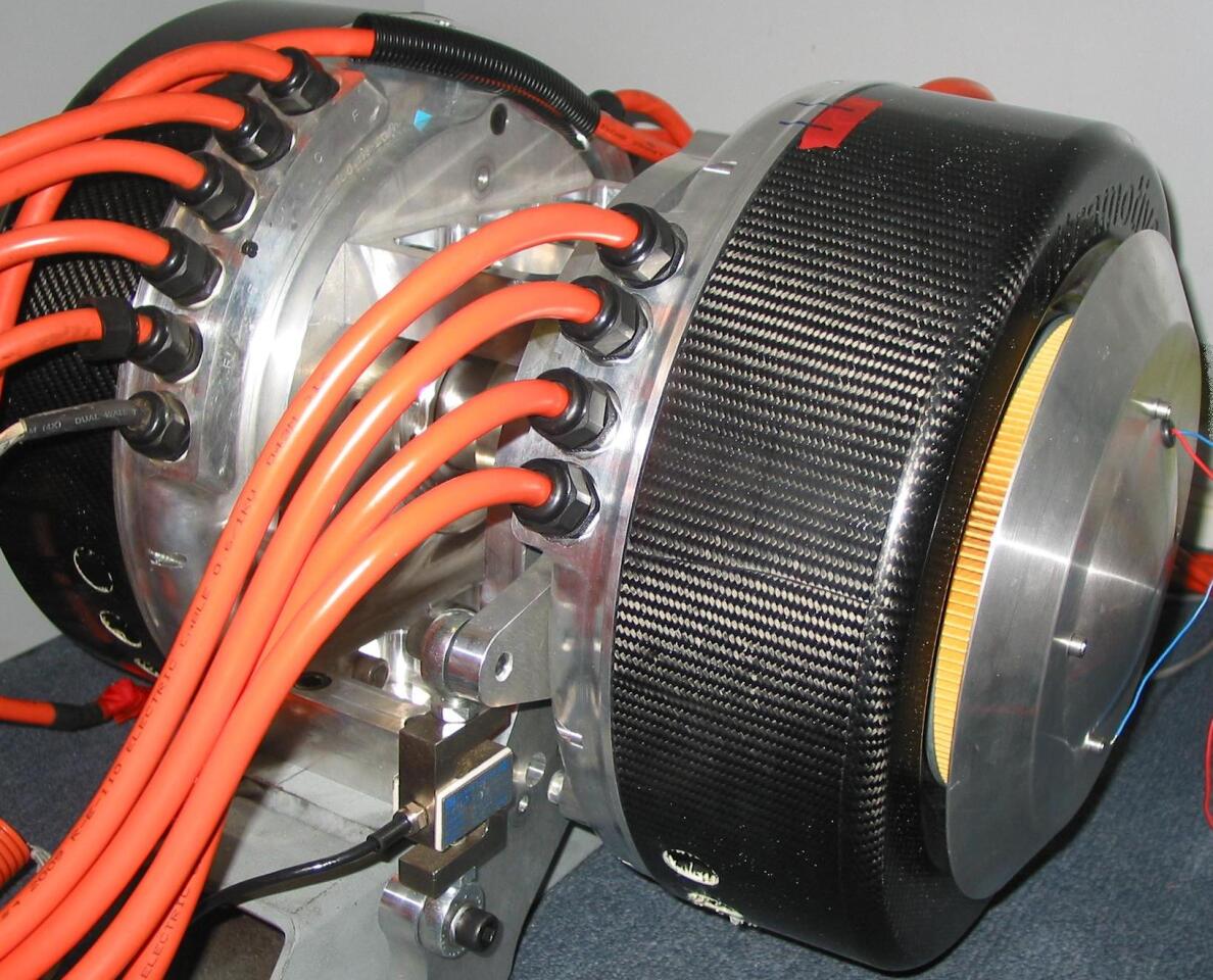 The evR450 is believed to be running two Ultramotive CARBON motors, each with a peak power rating of 150kW ( and 522Nm of torque) and each offering continuous power of 58kW (122Nm)