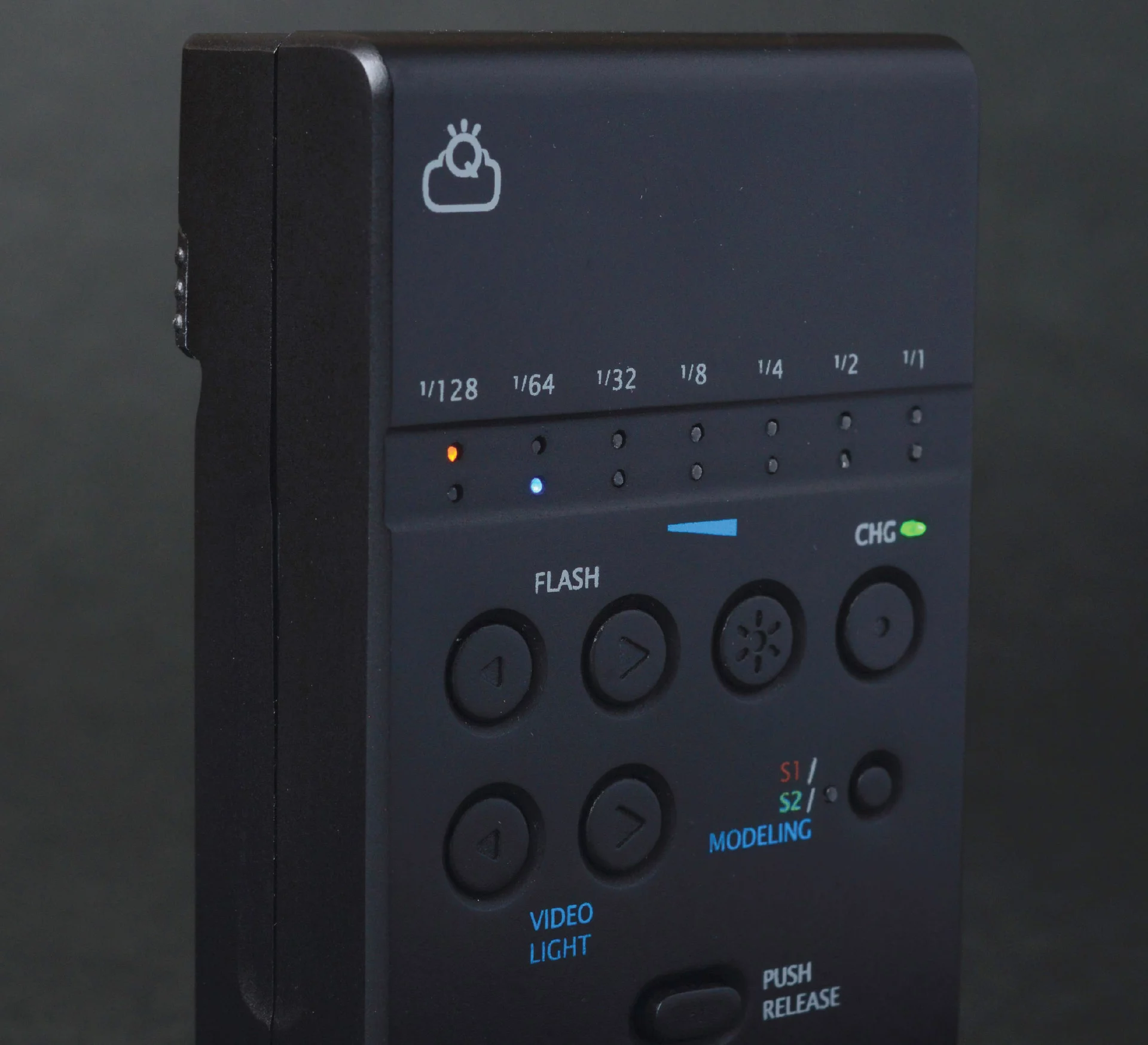 The FlashQ Q20 flash unit can be controlled manually
