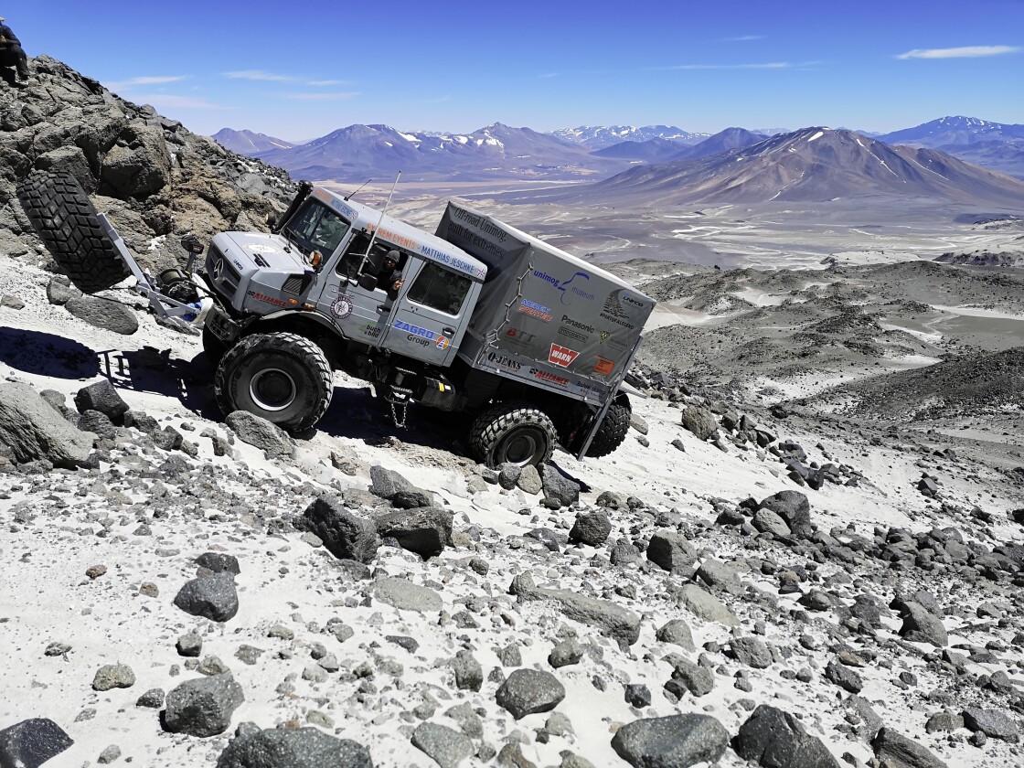 A special system allowed the team to shift weight forward and backward to help balance the Unimogs' center of gravity