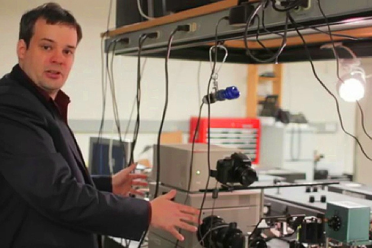 Media Lab postdoctoral associate Andreas Velten explains how the camera works