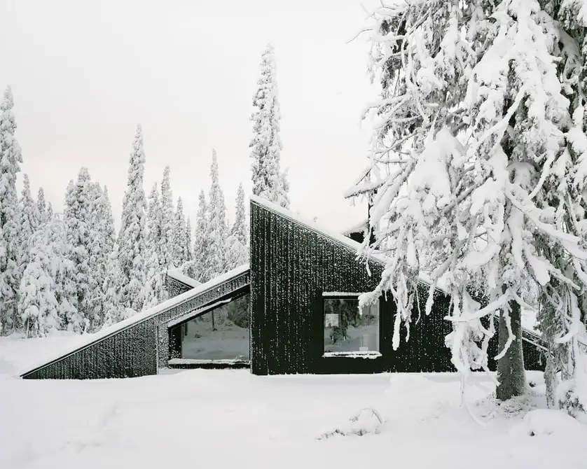 Norwegian architecture studio Vardehaugen designed a charming off-grid cabin that cleverly riffs on a snowbound home theme