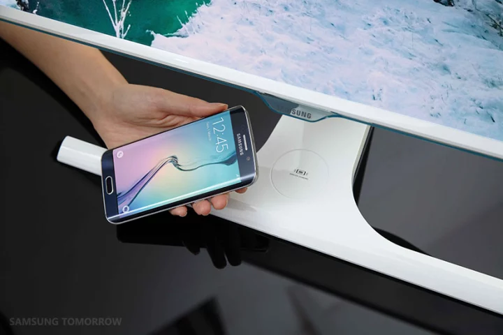 Wirelessly charging a Galaxy S6 edge with Samsung's new monitor