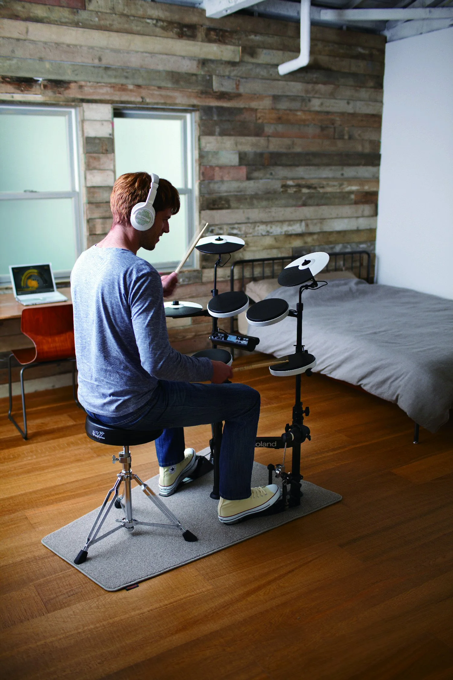 The Drum Throne and kick pedal shown here are not included as part of the basic kit and will need to be purchased separately