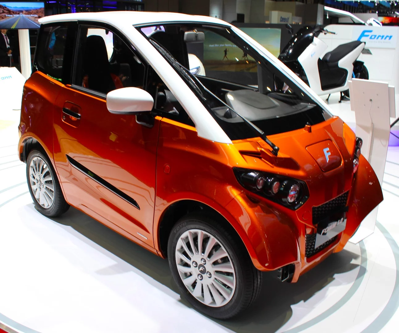 What looks like a very basic electric micocar is in fact a floating car built to weather floods. The FOMM 1.0 moves forward from the 2014 Concept One