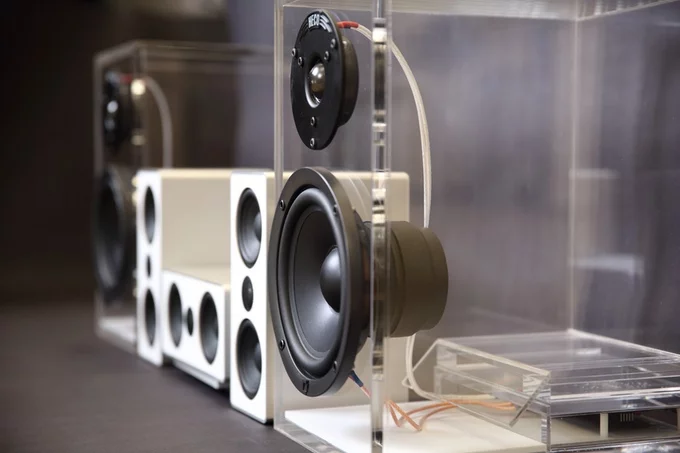 The ONEclassic speaker cabinets are constructed out of 12 mm transparent acrylic, which offers durability as well as an improved internal damping characteristic