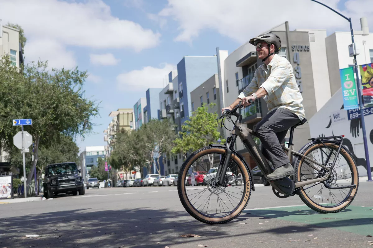 The Prodigy V2 can be configured with Enviolo CVT shifting or with a 9-speed MicroShift derailleur