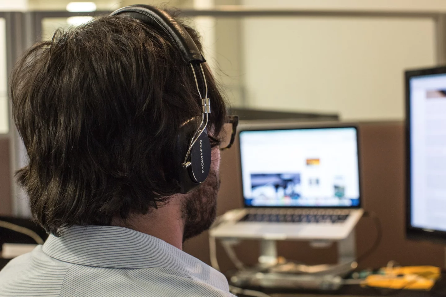 A discreet control panel at the back of the right earpiece consists of three small buttons to control volume, play, pause and skip and reverse