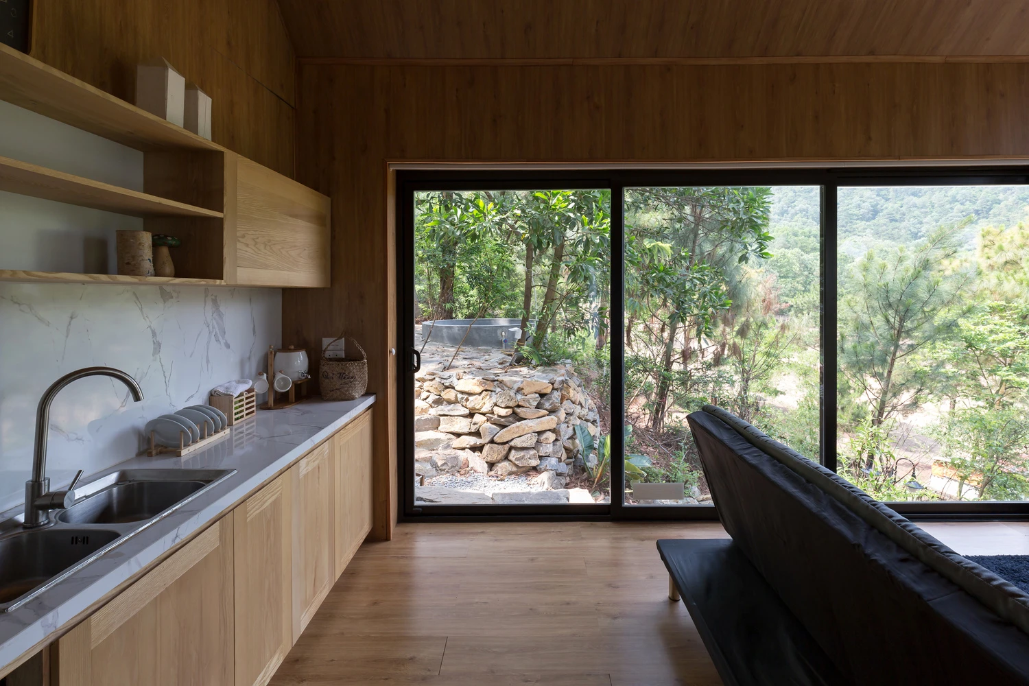 Forest House 02 feaures a simple wall kitchen with marble benchtop and splashback