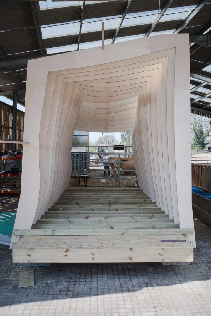 The12.2 sqm (131.3 sq ft) shelter was built with CNC cut birch plywoodribs and sheathing panels
