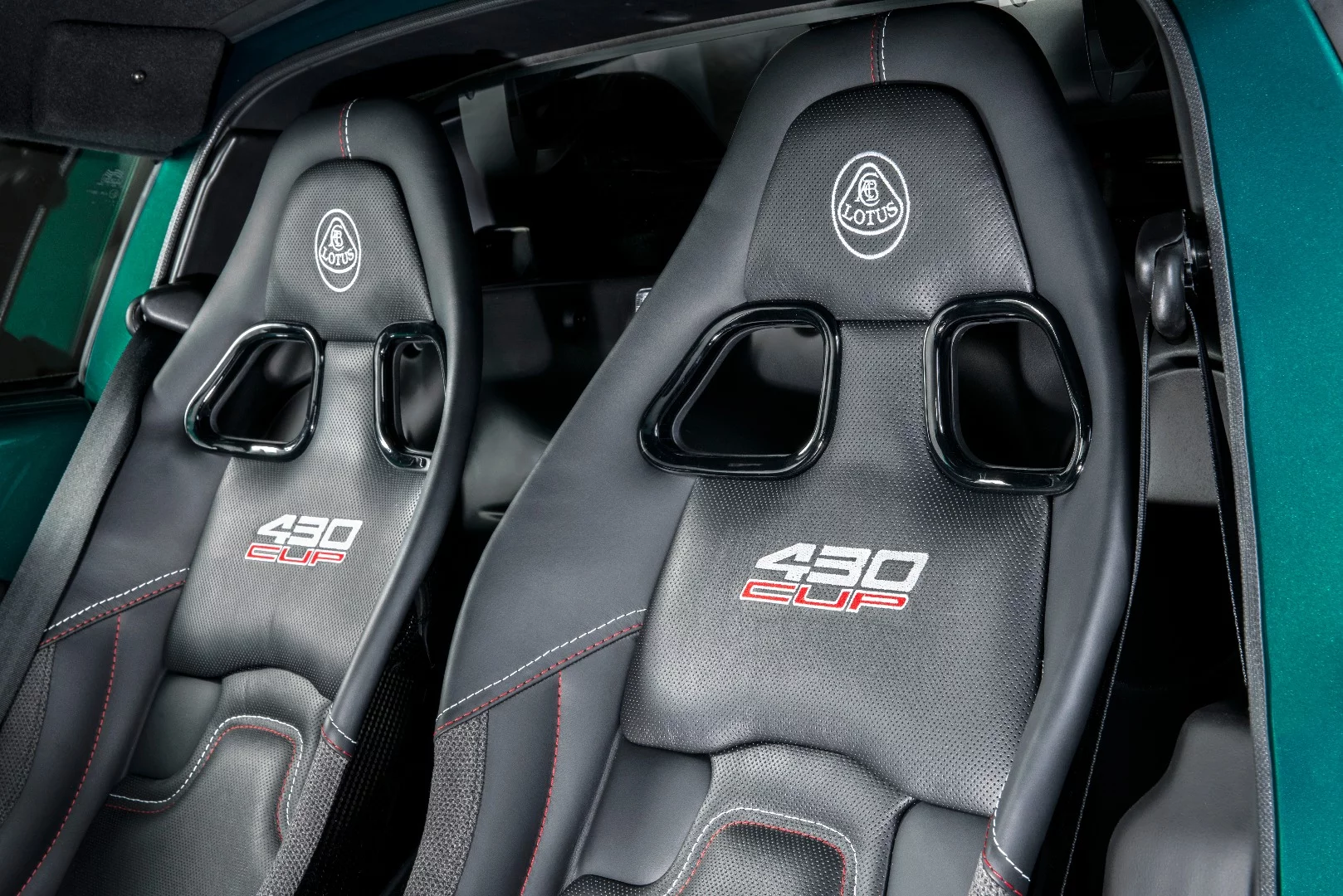 Lotus Exige Cup 430 Unlimited Edition: several cabin trim color options that include Alcantara, leather or tartan are available