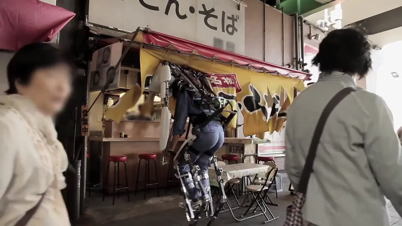 The Power Jacket MK3 is surprisingly agile, and can crouch down to pass under doorways or signs