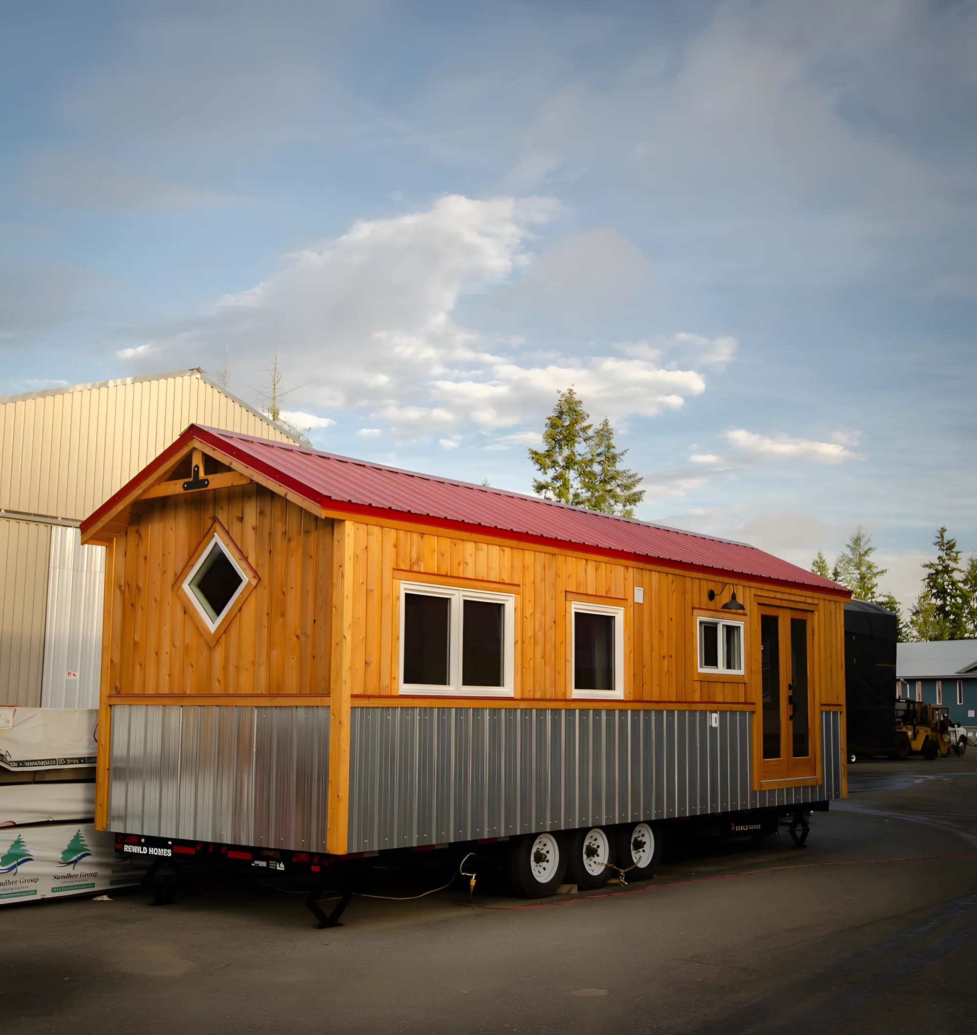The Huckleberry is based on a triple-axle trailer and has a length of 30 ft (9.1 m)