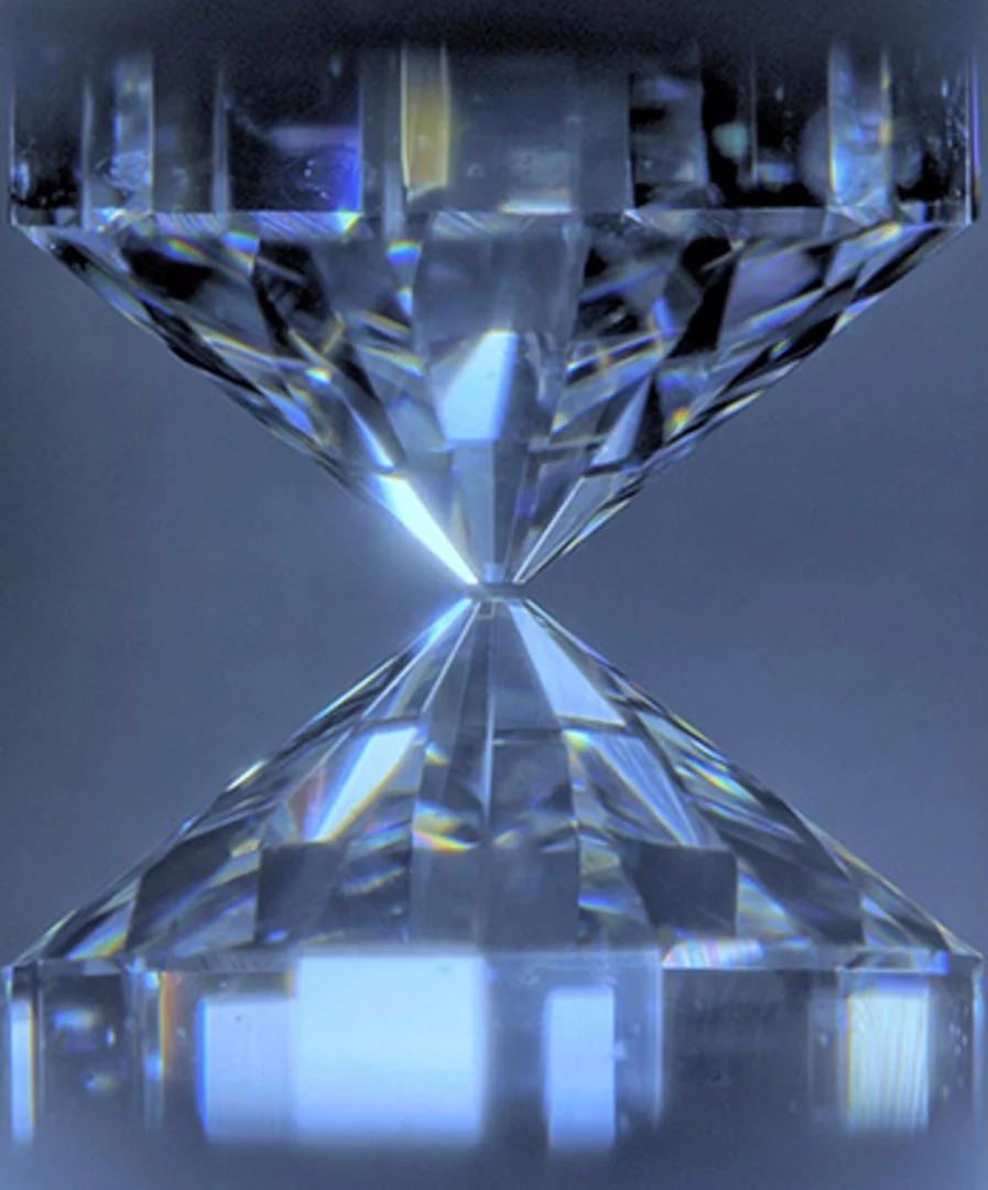 Diamonds used to squeeze a sample to ultrahigh pressures corresponding to those of the Earth's core