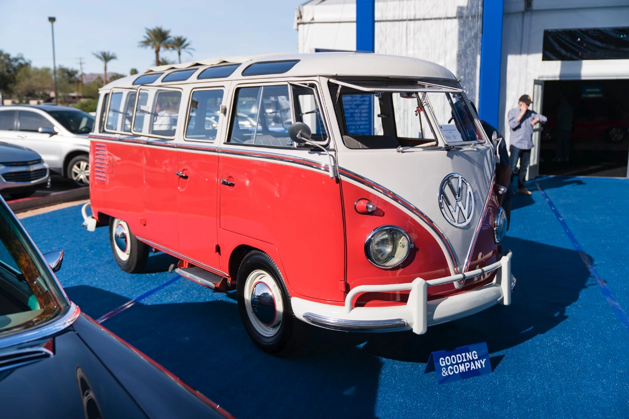 Only two Samba vans have ever sold for more money than this 1960 Volkswagen 23-Window Deluxe Microbus, being a 1965 Volkswagen 21-window Deluxe Samba which sold for $302,500 in Scottsdale in 2017, and a 1955 VW 23-window Deluxe Samba which sold for $236,639 (€190,000) in November, 2014. Full story. It sold for $220,000 at Gooding & Company’s Scottsdale 2018 auction