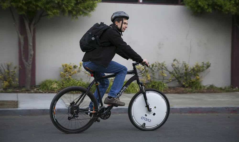 The Evelo Omni Wheel has a wireless LCD dIsplay that is attached to the user's handlebars