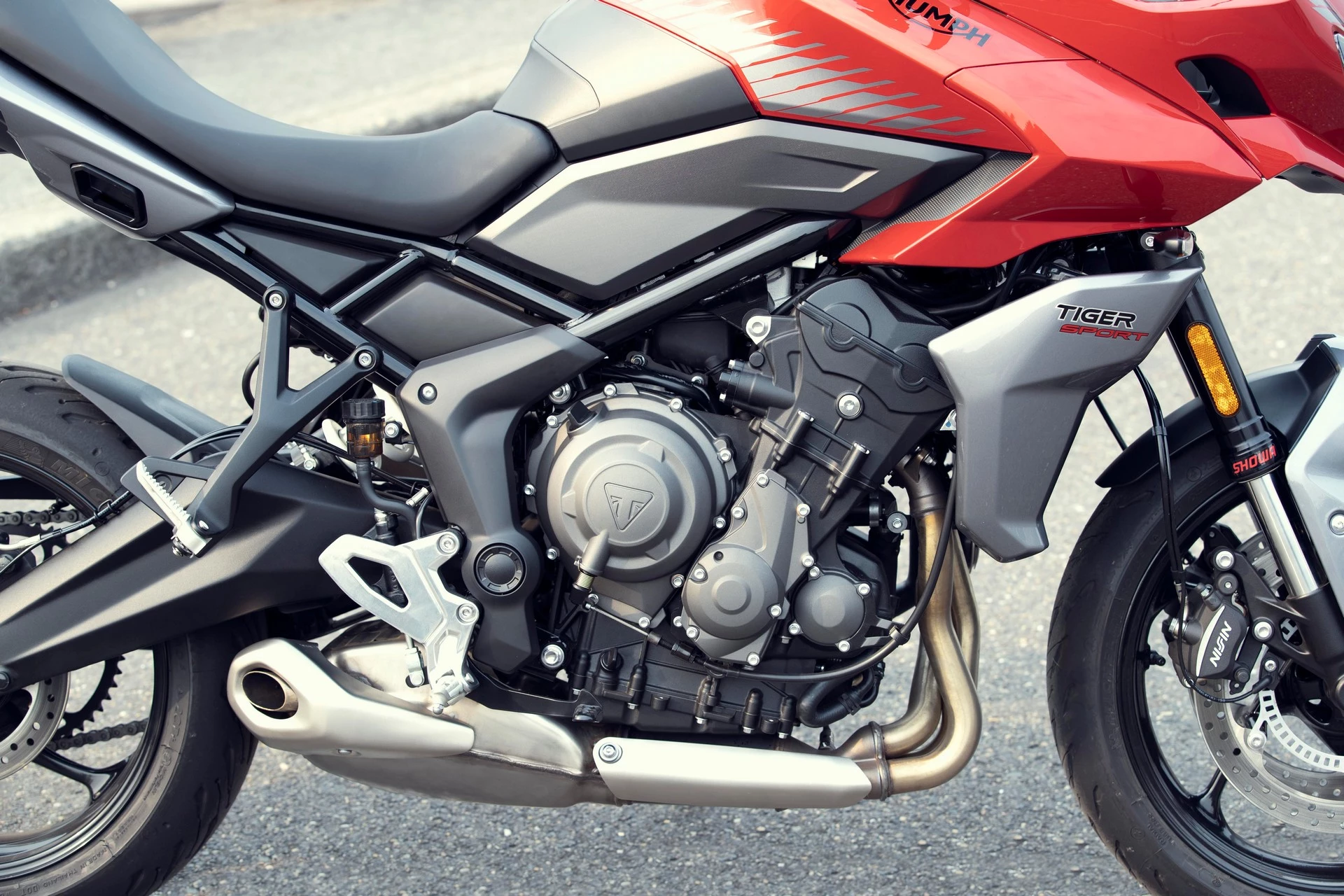 The inline three-cylinder motor of the 2022 Triumph Tiger Sport 660 debuted a few months ago on the Trident 660 naked roadster