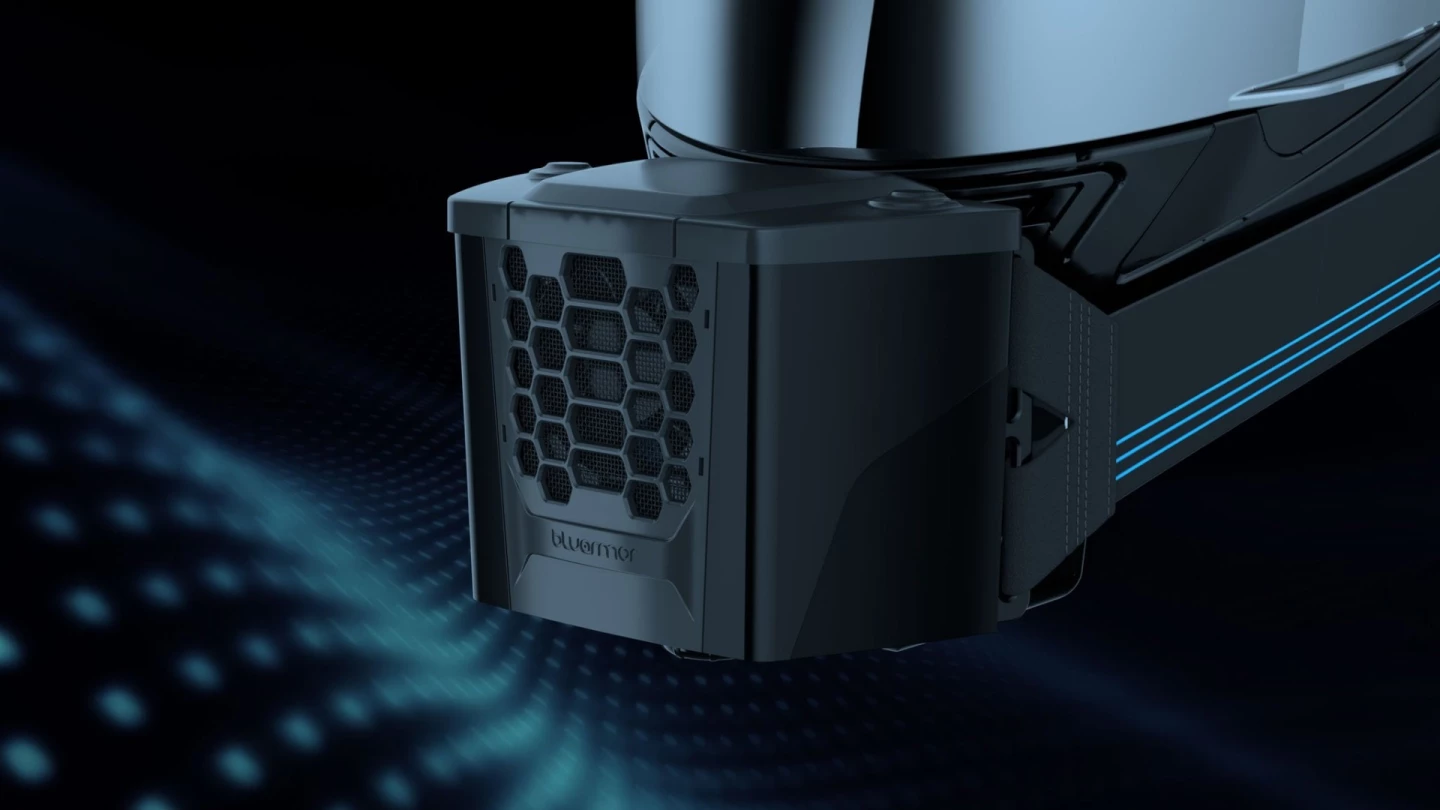 The central unit of the BluSnap incorporates a 60-ml water tank, a small fan and an anti-bacterial filter