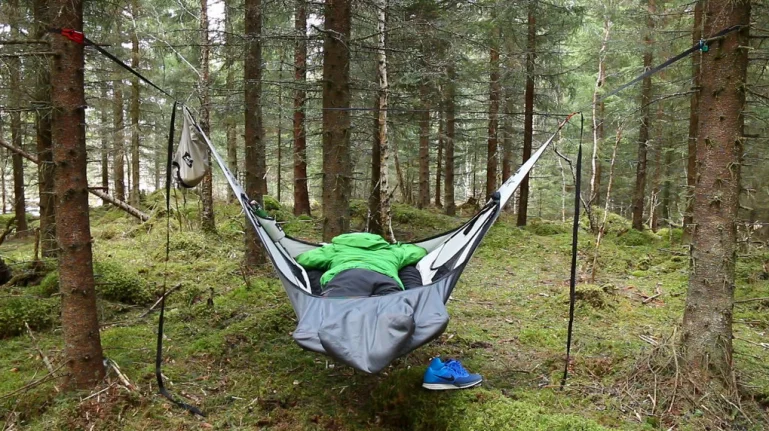 One can roll around more naturally on the Draumr than on a traditional hammock