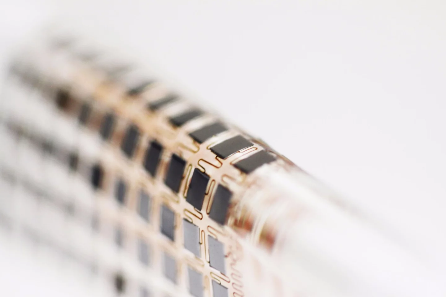 To address some of the problems in building flexible power supplies, the researchers chopped a regular lithium-ion battery up into tiny ultrathin tiles