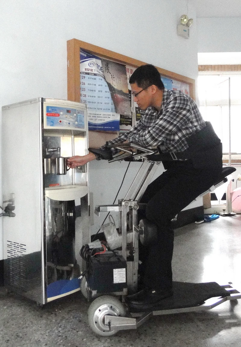 The i-Transport robotic vehicle developed at NCKU