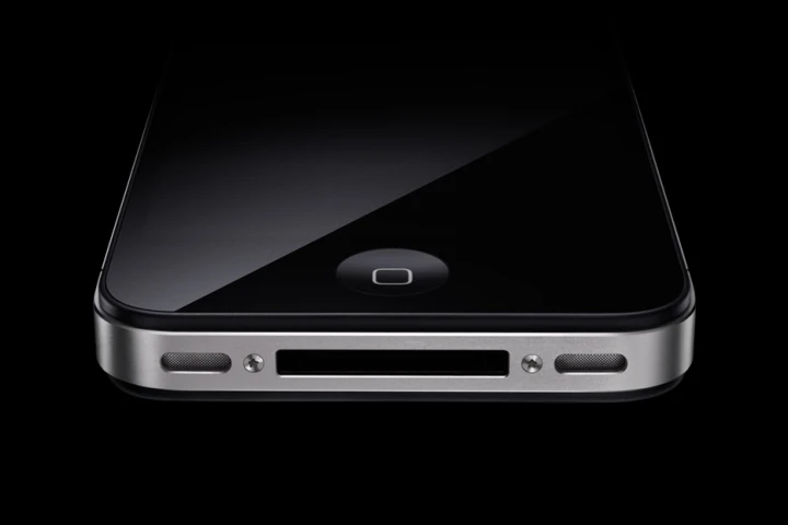 A recently-discovered 2009 patent application has many people accusing Apple of lying, when it stated that iPhones are not logging their users' locations