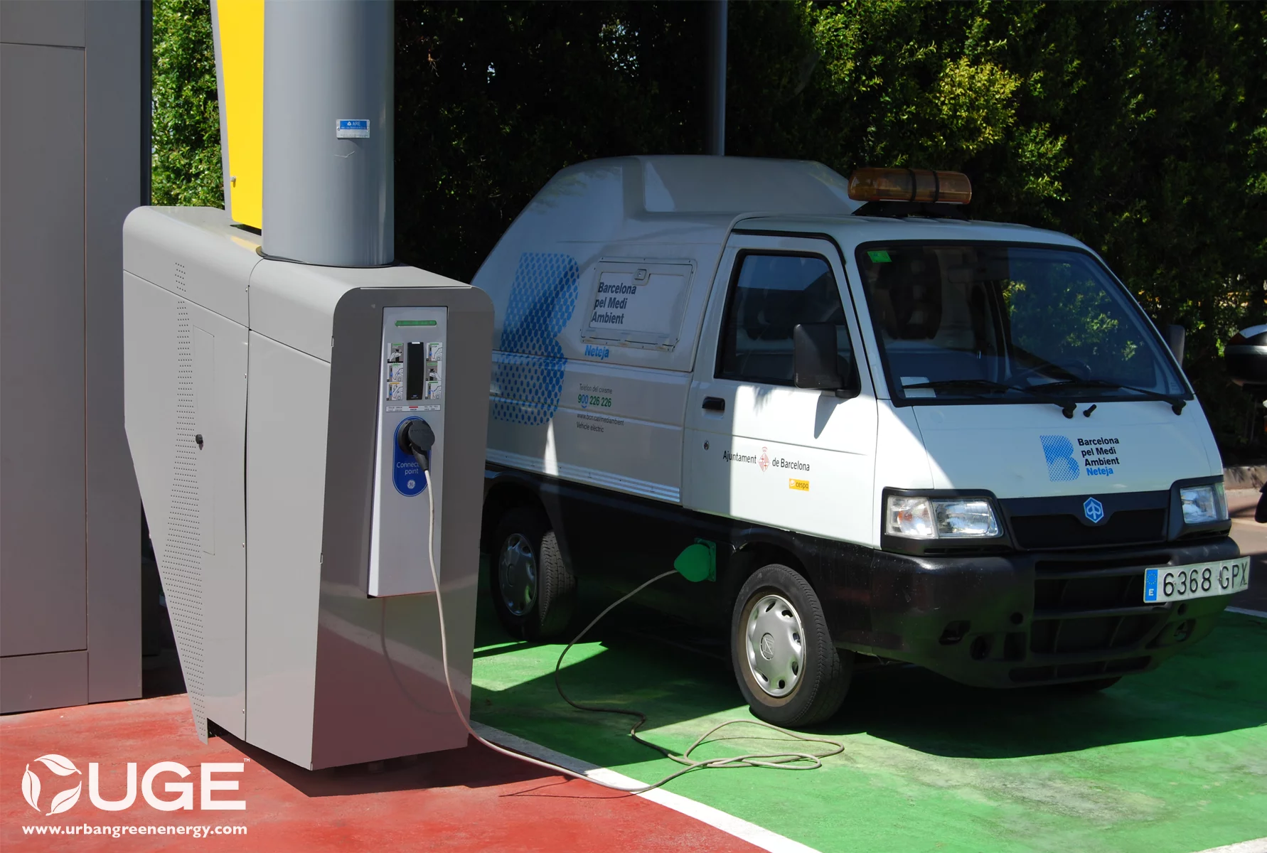 An electric vehicle receiving charge from the Sanya Skypump installed in Barcelona