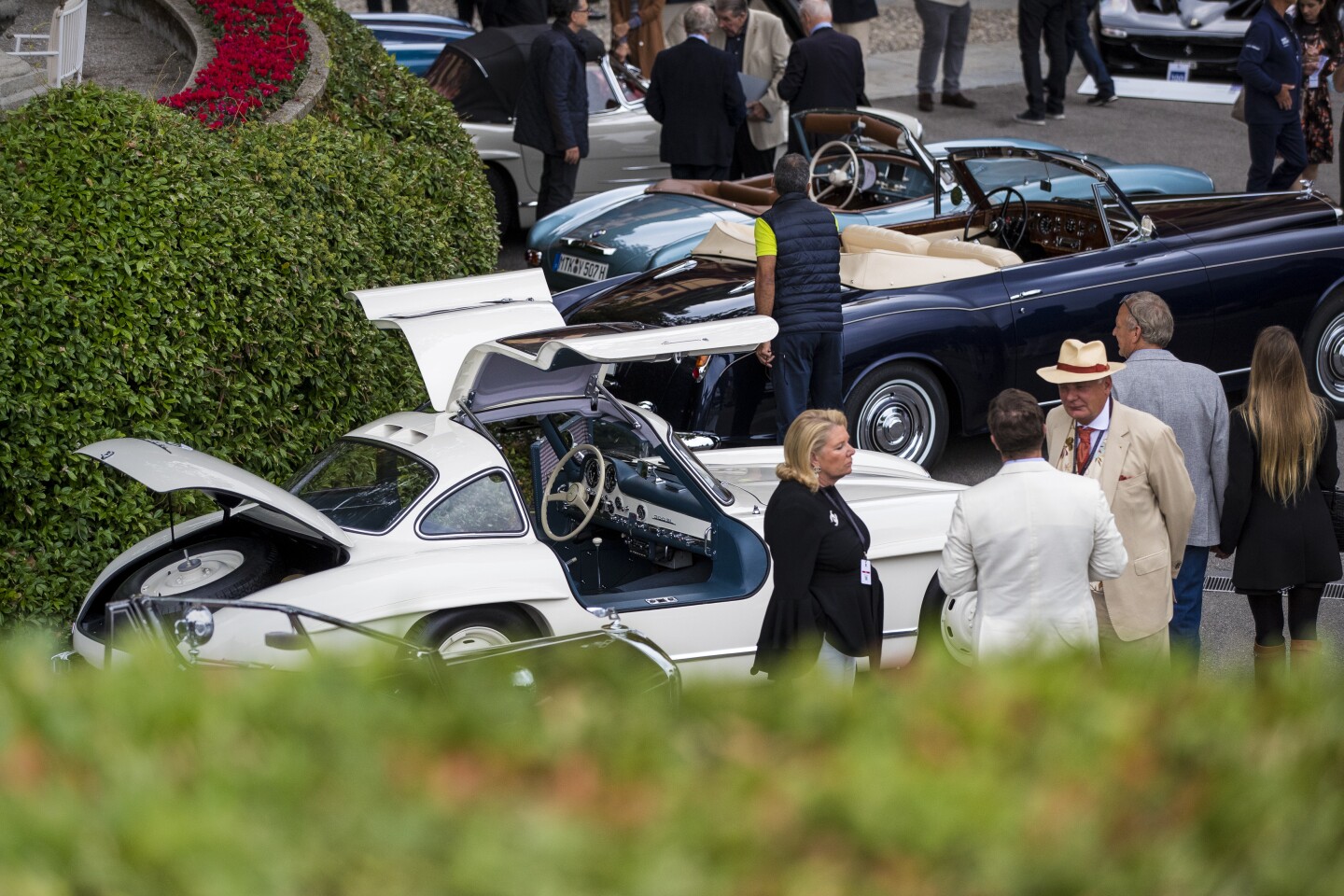 The class winner in Class C (Showroom Showdown) was this 1955 Mercedes-Benz 300 SL Gullwing Alloy Coupé with coachwork by Sindelfingen, owned by David MacNeil (US).