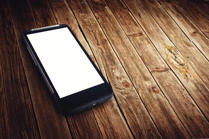Using the AutoCharge system, users would just put their phone down anywhere on a regular table to be recharged (Photo: Shutterstock)