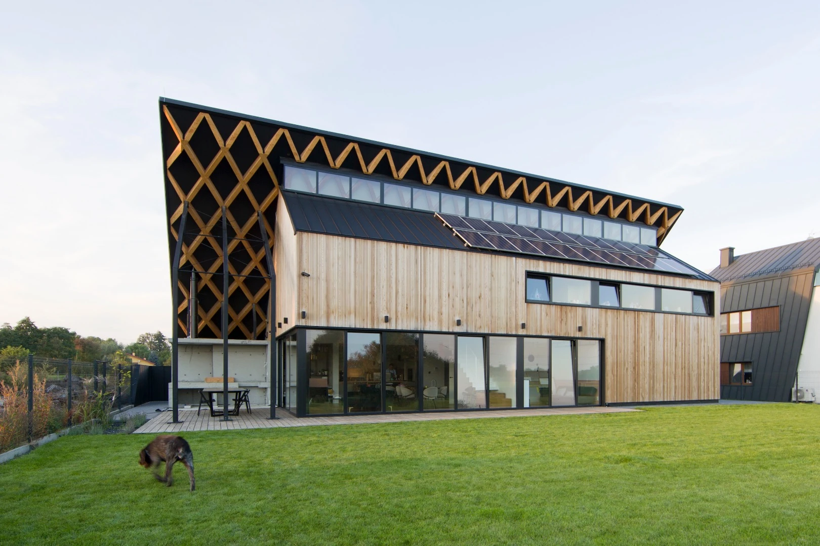 "The green roof has a 45-degree slope," explains architects Superhelix Pracownia Projektowa. "It would be easier to design a traditional flat green roof, but local building law did not allow that - the roof had to be sloped"