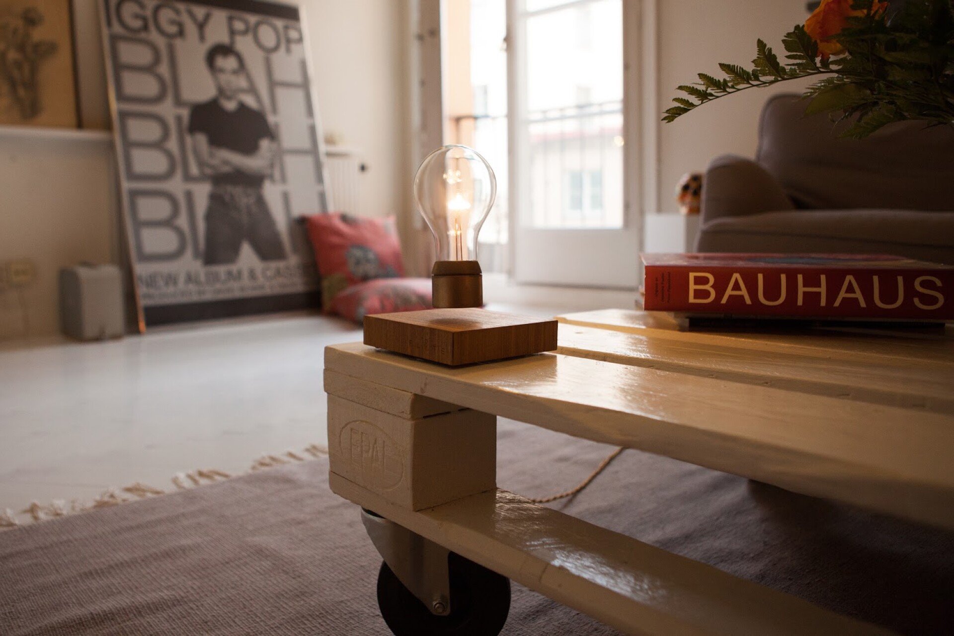 левитирующая подставка из дерева. ливитирощяя горшок для цветов. левитирующие предметы интерьера. парящая подставка. левитирующий столик.