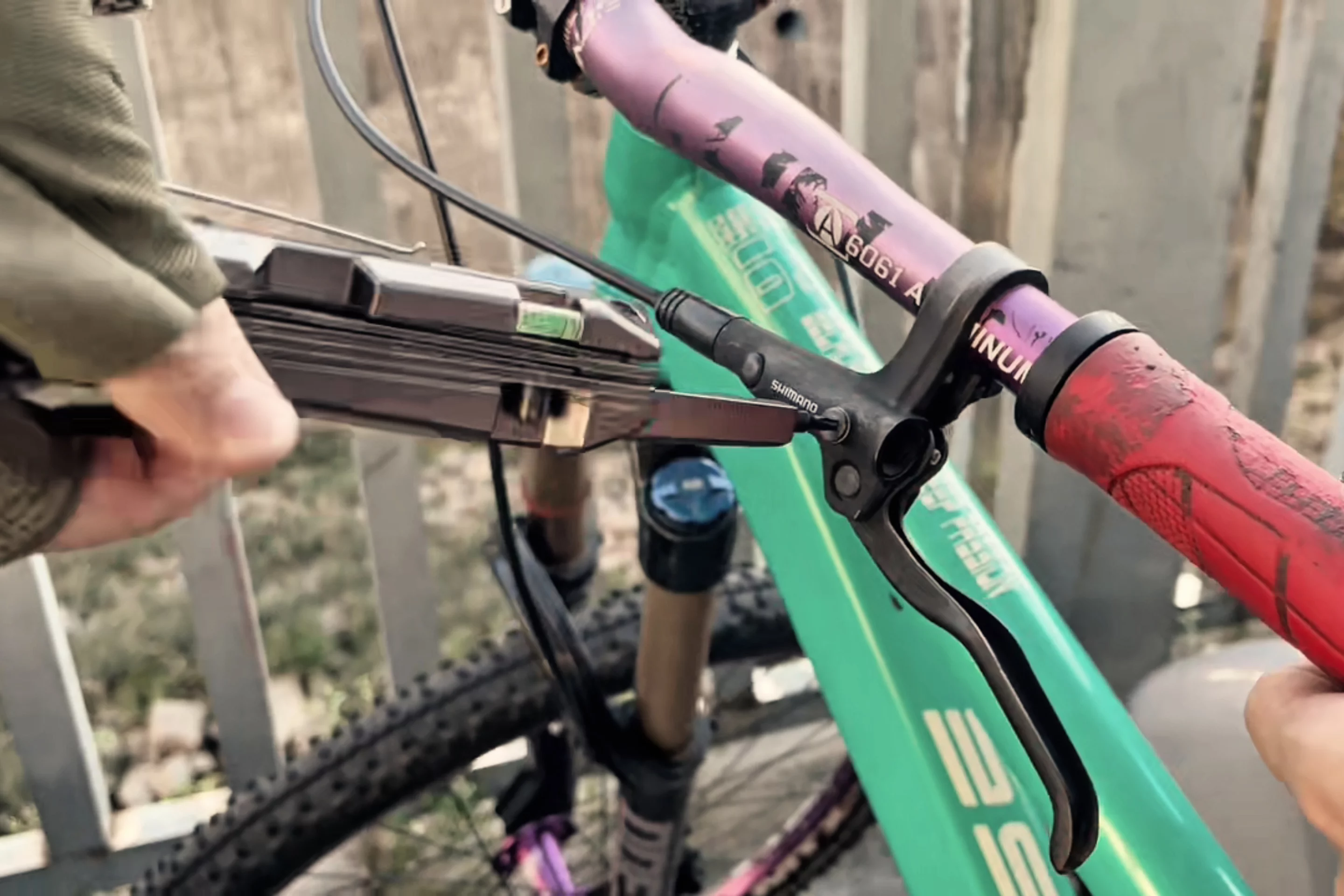 The Tavaker comes with four screwdriver bits, and accepts third-party bits