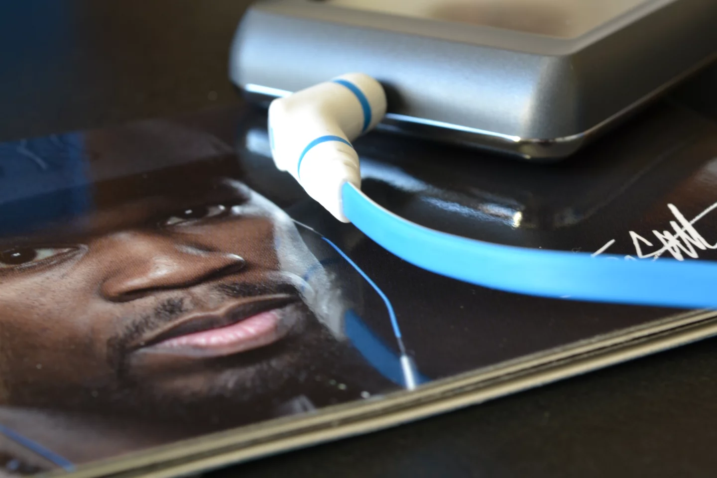 There's a flexible joint between the flat cable and the 45 degree angled audio jack