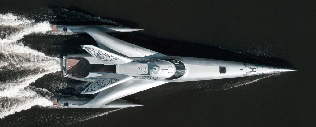The radical trimaran can pierce through hughe waves