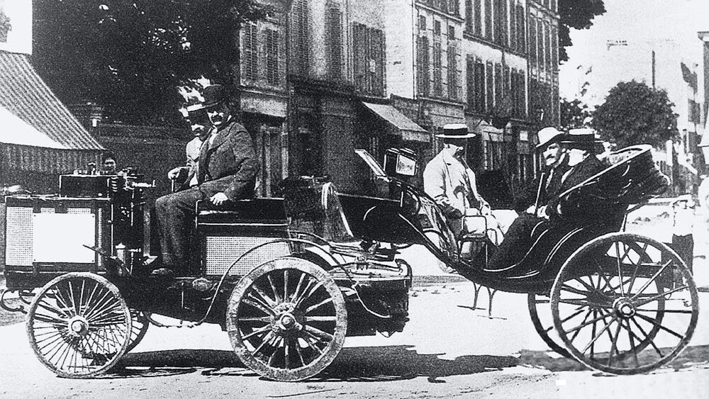 The first car to reach Rouen was a De Dion-Bouton steam tractor and single-axle passenger trailer driven by Count Jules-Albert de Dion himself, but was disqualified because it needed someone to tend the boiler